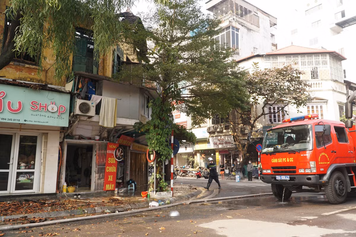 Sau hơn 1 giờ đồng hồ lực lượng Cảnh sát phòng cháy chữa cháy đã khống chế được ngọn lửa. Do vật liệu, chất cháy trong nhà chủ yếu là gỗ, giấy, nhựa nên khói vẫn âm ỉ. Vì thế lực lượng cứu hỏa tiếp tục phun nước giảm nhiệt.