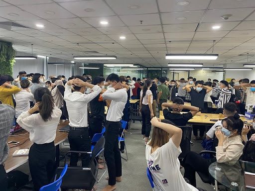 Các đối tượng đã thiết lập 16 sàn giao dịch ngoại hối trái phép. Nhà đầu tư tham gia đặt cược theo tỷ giá lên là mầu xanh và xuống là mầu đỏ của các cặp tiền điện tử trong khoảng thời gian 30 giây. Điều tra ban đầu cho thấy, các đối tượng hoàn toàn làm chủ hệ thống để điều chỉnh cho người chơi thắng, thua theo ý muốn nhằm mục đích chiếm đoạt tài sản. Kết quả kiểm tra các sàn giao dịch này phát hiện hơn 110.000 tài khoản với số tiền trên 7.500 tỷ đồng và số tiền người chơi đã rút là hơn 600 tỷ đồng. 