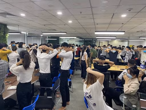 Các đối tượng đã thiết lập 16 sàn giao dịch ngoại hối trái phép. Nhà đầu tư tham gia đặt cược theo tỷ giá lên là mầu xanh và xuống là mầu đỏ của các cặp tiền điện tử trong khoảng thời gian 30 giây. Điều tra ban đầu cho thấy, các đối tượng hoàn toàn làm chủ hệ thống để điều chỉnh cho người chơi thắng, thua theo ý muốn nhằm mục đích chiếm đoạt tài sản. Kết quả kiểm tra các sàn giao dịch này phát hiện hơn 110.000 tài khoản với số tiền trên 7.500 tỷ đồng và số tiền người chơi đã rút là hơn 600 tỷ đồng. 