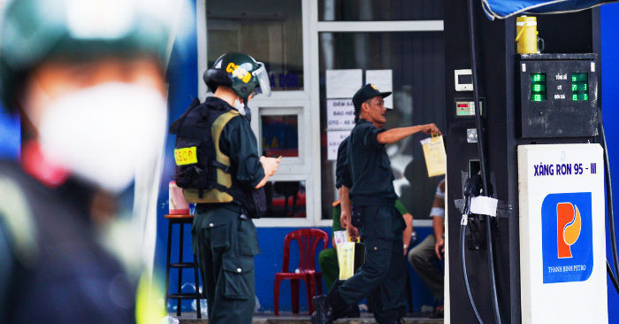  Đường dây 200 triệu lít xăng giả có cán bộ bảo kê, hối lộ rất tinh vi: Trả lời báo chí tại phiên họp báo Chính phủ thường kỳ tháng 3, thiếu tướng Tô Ân Xô - Chánh văn phòng Bộ Công an cho biết, đây là một vụ đại án mà dư luận rất quân tâm. Tại cuộc họp ngày 18/3, Ban Chỉ đạo T.Ư về phòng chống tham nhũng đã đưa vào diện theo dõi, chỉ đạo. Bộ Công an đã khởi tố hơn 50 bị can, thu giữ 14 tàu thuỷ, 13 xe bồn, số tiền phong toả trên 200 tỷ đồng.