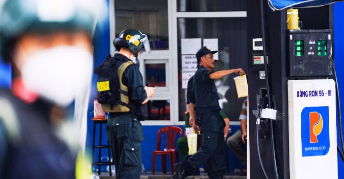  Đường dây 200 triệu lít xăng giả có cán bộ bảo kê, hối lộ rất tinh vi: Trả lời báo chí tại phiên họp báo Chính phủ thường kỳ tháng 3, thiếu tướng Tô Ân Xô - Chánh văn phòng Bộ Công an cho biết, đây là một vụ đại án mà dư luận rất quân tâm. Tại cuộc họp ngày 18/3, Ban Chỉ đạo T.Ư về phòng chống tham nhũng đã đưa vào diện theo dõi, chỉ đạo. Bộ Công an đã khởi tố hơn 50 bị can, thu giữ 14 tàu thuỷ, 13 xe bồn, số tiền phong toả trên 200 tỷ đồng.