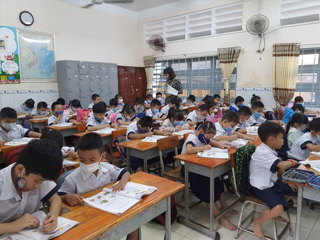 Theo Sở Giáo dục và Đào tạo TP HCM, trong khoảng 1.500 học sinh mồ côi, hơn 490 em tiểu học, 580 em THCS, còn lại là THPT, giáo dục thường xuyên. (Ảnh minh họa)