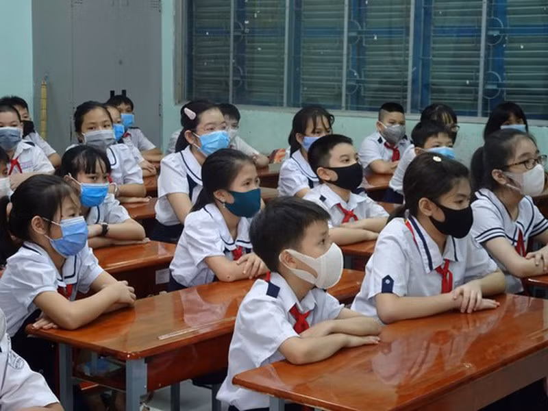  Hơn 1.500 học sinh TP HCM mồ côi vì COVID-19: Ngày 14/9, lãnh đạo Sở Giáo dục và Đào tạo báo cáo thông tin trên khi làm việc với Ban Văn hóa - Xã hội, HĐND TP HCM về tình hình đầu năm học mới. Học sinh mồ côi cha hoặc mẹ vì COVID-19 ở khắp các quận huyện, TP Thủ Đức; nhiều nhất ở quận 8, Bình Thạnh, Bình Tân và huyện Hóc Môn. (Ảnh minh họa) 