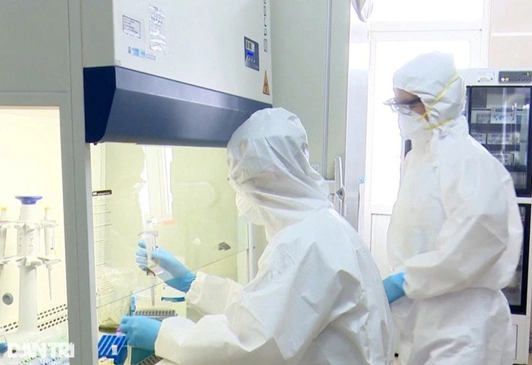 Giam doc Benh vien Ninh Binh chi dinh thau Viet A ban hoa chat xet nghiem-Hinh-2