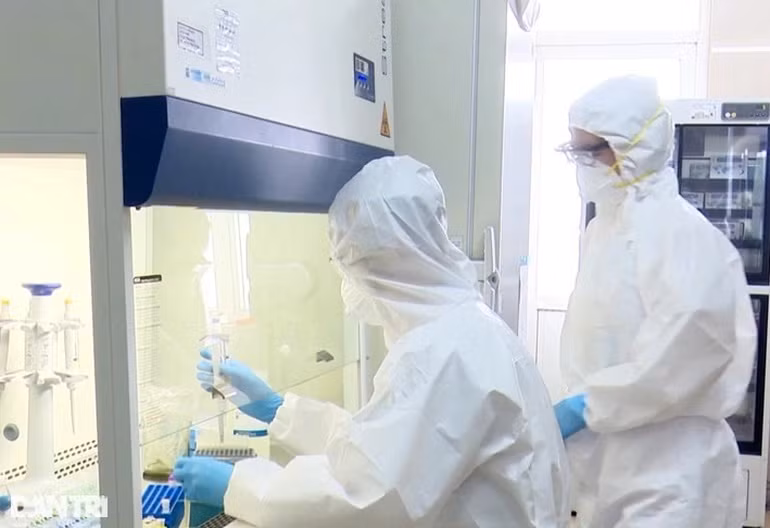 Giam doc Benh vien Ninh Binh chi dinh thau Viet A ban hoa chat xet nghiem-Hinh-2