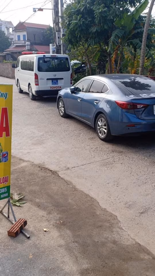 Hai nạn nhân được xác định là bà Đ.T.N (SN 1964) và người em con chú của bà N. là Đ.V.B (SN 1963) cùng trú tại thôn Lầy, xã Đào Viên, huyện Quế Võ (Bắc Ninh). 