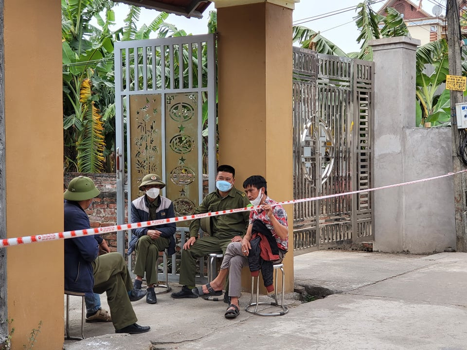 Nguyên nhân ban đầu được xác định có thể do hai chị em tranh chấp đất đai. Hai nhà nạn nhân ở liền nhau.