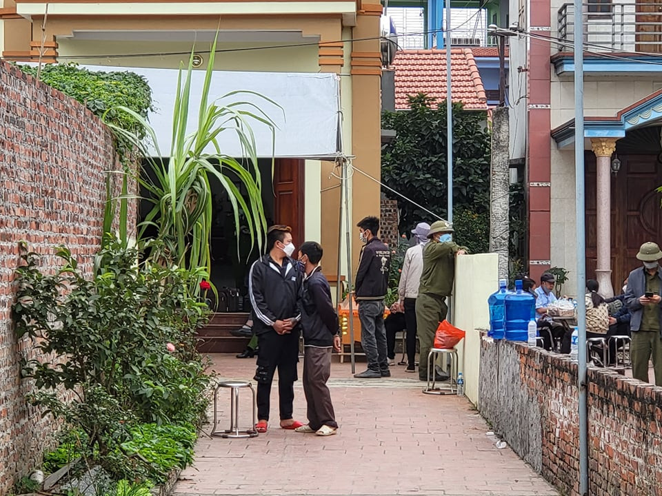 Hiện lực lượng chức năng tỉnh Bắc Ninh và huyện Quế Võ đang khám nghiệm hiện trường và tử thi phục vụ công tác điều tra vụ nghi do tranh chấp đất đai, em chém chết chị rồi tự tử.