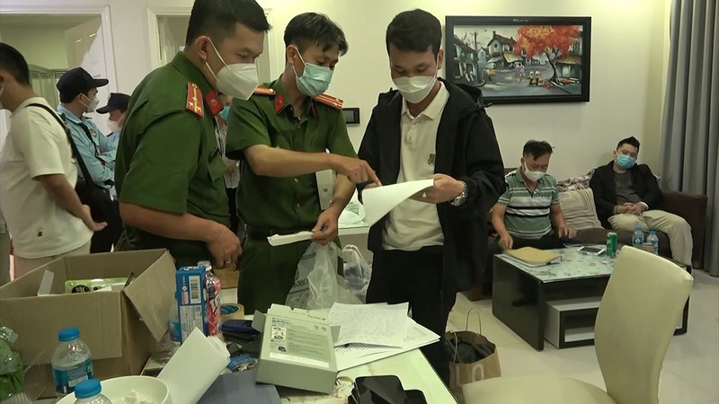  Triệt phá đường dây đánh bạc có cả cán bộ, đảng viên tham gia: Ngày 23/12, Công an tỉnh Cao Bằng cho biết vừa triệt phá đường dây đánh bạc bằng hình thức nhận, đặt cược số lô, số đề trái pháp luật, bắt giữ 7 đối tượng liên quan. Đáng chú ý, trong các đối tượng trên có người là cán bộ, đảng viên, đang công tác, sinh hoạt tại cơ quan nhà nước trên địa bàn tỉnh Cao Bằng.