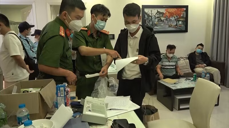  Triệt phá đường dây đánh bạc có cả cán bộ, đảng viên tham gia: Ngày 23/12, Công an tỉnh Cao Bằng cho biết vừa triệt phá đường dây đánh bạc bằng hình thức nhận, đặt cược số lô, số đề trái pháp luật, bắt giữ 7 đối tượng liên quan. Đáng chú ý, trong các đối tượng trên có người là cán bộ, đảng viên, đang công tác, sinh hoạt tại cơ quan nhà nước trên địa bàn tỉnh Cao Bằng.