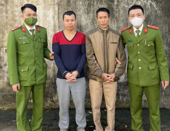  Trộm và xẻ thịt trâu hàng xóm: Trương Văn Pôn (SN 1974) và Lang Văn Diễn (SN 1985, cùng trú tại xã Châu Tiến, huyện Quỳ Hợp, Nghệ An) đã trộm trâu của hàng xóm; đem vào rừng xẻ thịt trâu mẹ, chặt chân nghé con. Ngày 23/12, Công an huyện Quỳ Hợp cho biết đang tạm giữ 2 đối tượng này để điều tra, làm rõ.