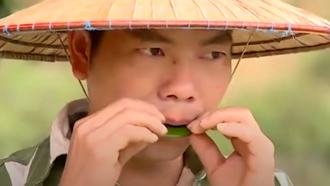 Gây án xong, Sinh quay về quán bán hàng nằm ngủ cho đến 21h cùng ngày thì nghe thấy tiếng loa thông báo mời ra cộng đồng của bản họp thì anh ta cũng có mặt. Trong khi mọi người đang họp thì Sinh bỏ về trước và đến nhà ông Rùa thì biết ông Rùa đã chết nên vô cùng lo sợ.