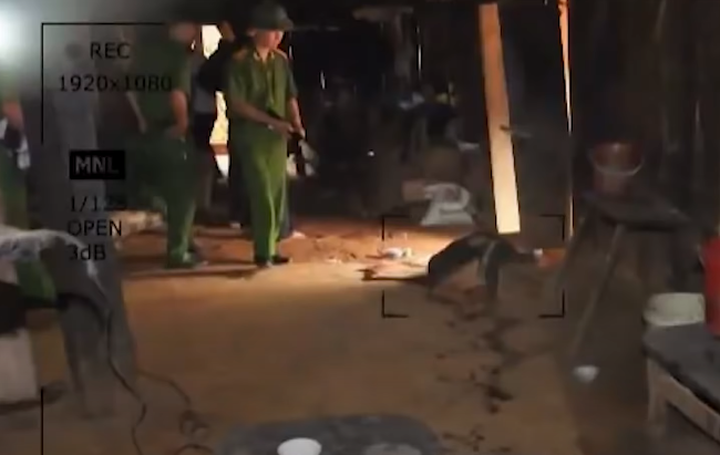 Qua khám nghiệm hiện trường, khám nghiệm tử thi, cơ quan điều tra xác định nạn nhân tử vong do nghi can sử dụng súng tự chế gây án.