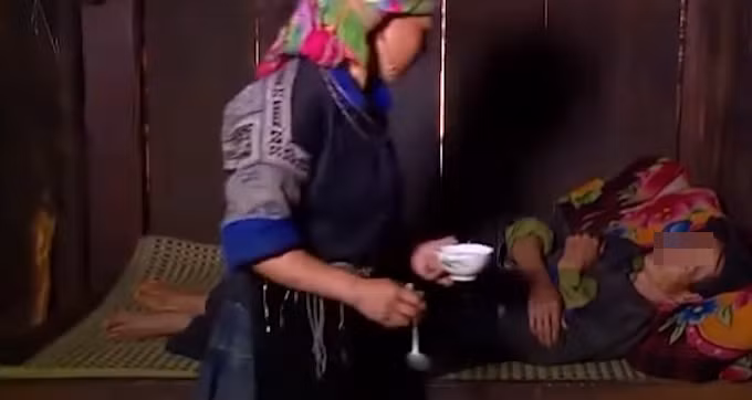 Trong vài năm trở lại đây, trong dòng họ của Sinh có một số người bị chết. Bố Sinh bị bệnh nhiều năm nay đã chạy chữa nhiều nơi nhưng không rõ nguyên nhân. Cùng vào thời điểm này, trong dư luận có thông tin ông Rùa biết “thả ma”.