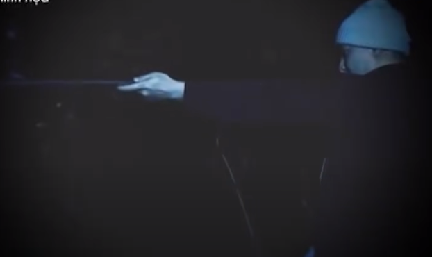 Qua ánh điện, Sinh nhìn thấy ông Rùa đang ngồi ở bàn ăn cơm cùng vợ là bà Chư. Qua lỗ hổng ở đầu nhà, Sinh dùng súng bắn vào đầu nạn nhân.