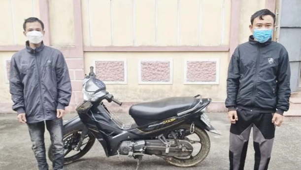  Đến đám cưới để… trộm xe máy: Mai Xuân Núi (SN 1991 trú tại xã Ngọc Sơn, huyện Thạch Hà) đã rủ Lê Đức Tuân (SN 1989, trú tại xã Phú Gia, huyện Hương Khê) đến một đám cưới ở xã Lưu Vĩnh Sơn (Thạch Hà, Hà Tĩnh) để trộm xe máy Yamaha Sirius, bán lấy tiền tiêu xài. Ngày 22/12, Công an huyện Thạch Hà cho biết đang tạm giữ 2 đối tượng này để điều tra, làm rõ.