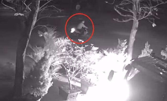  Ném bom xăng vào ô tô lúc rạng sáng: Ngày 22/12, Công an quận Tây Hồ, Hà Nội, đang điều tra, truy xét nghi phạm trong vụ ném bom xăng vào một ô tô ở phường Phú Thượng. Trước đó, khoảng 3h30 ngày 20/12, người dân phát hiện một chiếc xe ben bốc cháy. Lúc này, chủ phương tiện đang ở trong nhà lao ra dập lửa. Hậu quả vụ việc khiến chiếc xe đã bị lửa thiêu rụi. 