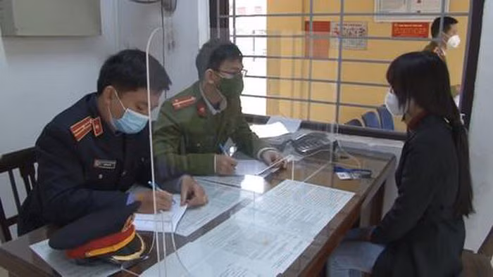  Tung nhiều clip sex và ảnh khiêu dâm, thu lợi bất chính 140 triệu: Từ tháng 5/2021 đến tháng 7/2021, Trần Thị M.T (SN 1996, trú TP.Huế) đã tạo 54 video clip sex, 76 ảnh khiêu dâm. Trong đó có những hình ảnh, video clip T. quay, chụp mình. Sau đó, T. đăng lên mạng Internet nhằm thu lợi bất chính với số tiền 140 triệu đồng. Ngày 22/12, Công an TP.Huế cho biết đã khởi tố, bắt tạm giam T.