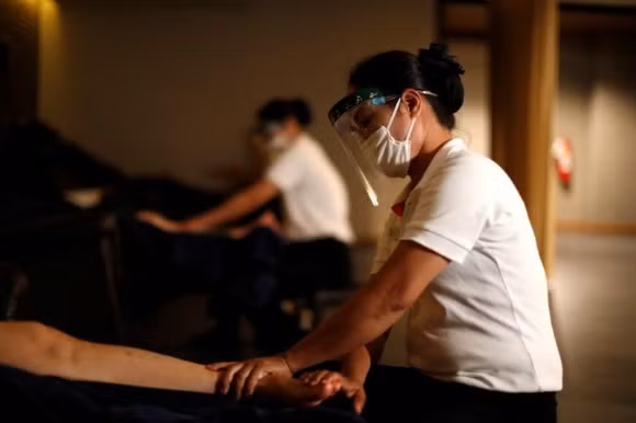 Công suất hoạt động căn cứ theo cấp độ dịch tại địa phương. Mật độ tối thiểu 4 m2/người và khoảng cách giữa 2 khách hàng tối thiểu 1 m. (Ảnh minh hoạ) 