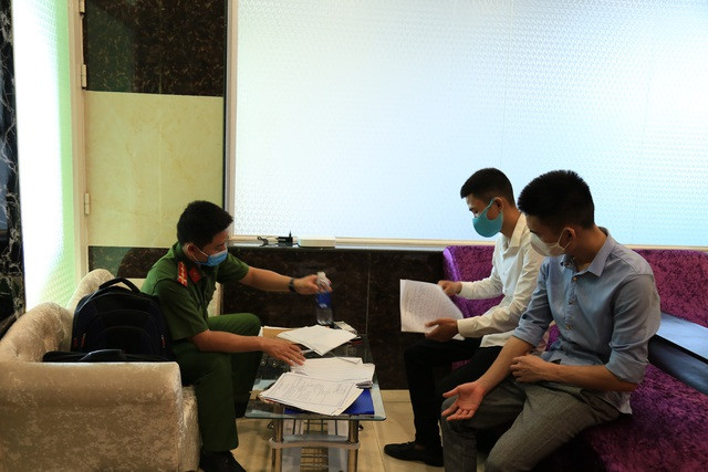 Chủ cơ sở kinh doanh phải có kế hoạch và thực hiện nghiêm các biện pháp phòng, chống dịch COVID-19; công khai số lượng khách được phục vụ tối đa cùng thời điểm bằng bảng thông báo tại cơ sở; đảm bảo số lượng khách đến cơ sở không vượt quá số lượng đã thông báo; báo cáo UBND phường, xã, thị trấn để quản lý, theo dõi, kiểm tra, giám sát. (Ảnh minh hoạ)