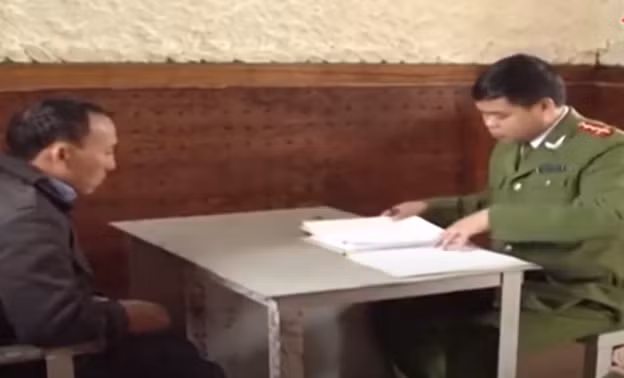 Tại cơ quan Công an, Pao khai nhận, khoảng 7h ngày 17/12/2014, Giàng A Pao đi xe Wave RS Honda BKS 27S1 – 02459 đến nhà chú ruột ở TP Lào Cai chơi. Tại đây, Pao gặp lại người bạn cũ là Chá A Sinh, biết hôm sau Pao sẽ đi xe máy về Lai Châu nên Sinh xin đi nhờ và được Pao đồng ý. 