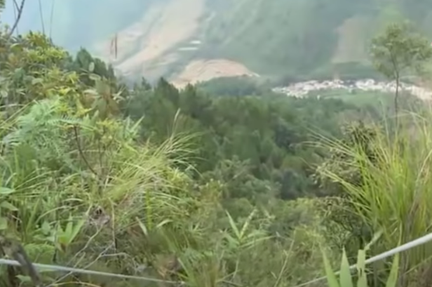 Một điểm đáng nói, khi nạn nhân di cư vào Đắc Nông, nạn nhân đã thay tên, đổi họ. Từ Chang A Sinh đổi thành Cháng A Sinh và thay đổi luôn họ tên của bố và mẹ. Tuy nhiên, qua xác định, nạn nhân cũng đã vắng mặt khỏi địa bàn Đắc Nông từ 2 năm trước.