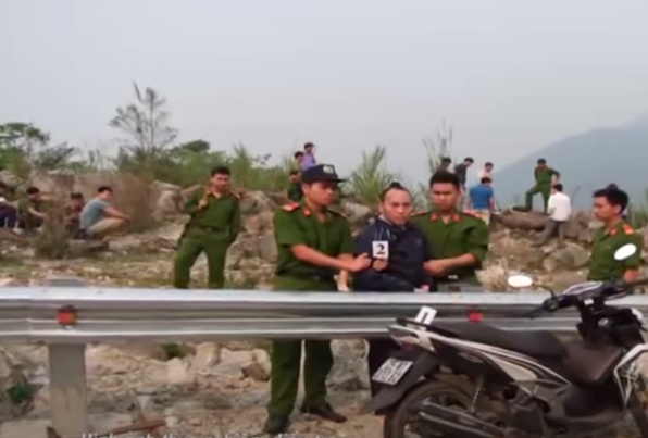 Biết Sinh đã chết, Pao kéo xác Sinh ra cạnh mép vực sau 95m rồi đẩy xuống. Xong việc, Pao thản nhiên quay ra chỗ xe máy, lục túi xách của Sinh phát hiện trong đó có chứa 100 triệu đồng. Pao lấy tiền cất vào túi của mình rồi ném túi xách của Sinh vào lùm cây. Do chìa khóa Sinh giữ nên Pao đành dắt bộ xe đến nhà chị Cứ Thị Dua trú tại bản Chu Va 8, xã Sơn Bình (Tam Đường, Lai Châu) gửi rồi ra thị trấn Tam Đường thuê nhà nghỉ để ngủ.