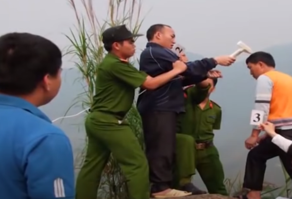 Không dừng lại, Sinh chạy ra phía xe máy mở túi xách của mình lấy chiếc búa đinh rồi quay lại đuổi Pao để đánh. Trong lúc giằng co, Pao cướp được chiếc búa đinh rồi dùng tay phải nện 2 nhát búa trúng vùng đầu bên phải và vùng trán cạnh thái dương khiến Sinh gục xuống tại chỗ, co giật rồi nằm bất động.