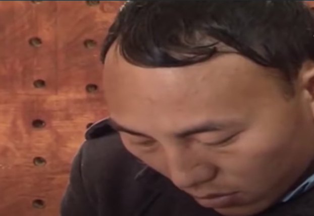 Sáng ngày 18/12/2014, Sinh chở Pao về Lai Châu, trên đường đi, Sinh liên tục gạ mượn xe máy của Pao để đi lên huyện Than Uyên (Lai Châu) nhưng không được Pao nên giữa 2 người đã xảy ra cãi vã.