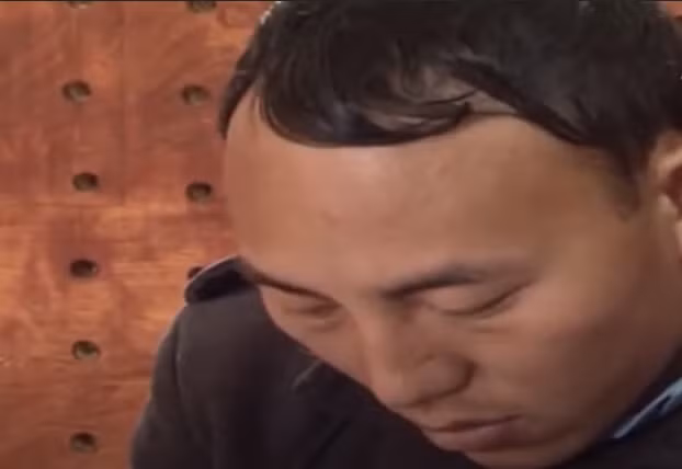 Sáng ngày 18/12/2014, Sinh chở Pao về Lai Châu, trên đường đi, Sinh liên tục gạ mượn xe máy của Pao để đi lên huyện Than Uyên (Lai Châu) nhưng không được Pao nên giữa 2 người đã xảy ra cãi vã.