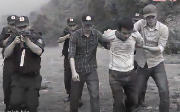 Trước tính chất nghiêm trọng của vụ án, cơ quan điều tra đã cử các trinh sát dày dạn kinh nghiệm vào cuộc, không kể ngày đêm để xác minh mối quan hệ của nạn nhân và thu thập thông tin của những người dân xung quanh hiện trường. Với quyết tâm không để kẻ thủ ác nhởn nhơ ngoài vòng pháp luật, sau 5 ngày điều tra, lực lượng Công an đã xác định và ra lệnh bắt khẩn cấp Giàng A Pao, 32 tuổi, ở xã Nà Khoa, huyện Nậm Pồ, tỉnh Điện Biên.