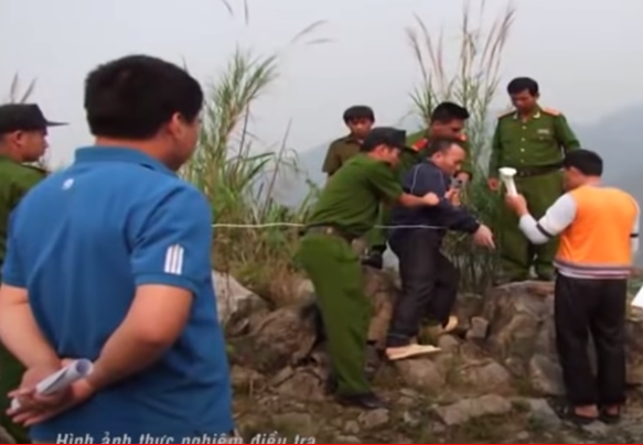 Khi đi đến Km 75+950 Quốc lộ 4D thuộc địa phận xã Sơn Bình (Tam Đường – Lai Châu) 2 người dừng xe leo lên tảng đá ven đường ngồi, cạnh bên là vực sâu cách mặt đất 95m. Sau 30 phút nghỉ ngơi, Sinh tiếp tục đề nghị được mượn xe của Pao, Pao vẫn một mực từ chối. Bực tức, Sinh liền dùng tay tát liên tiếp 3 phát vào mặt Pao, Pao sợ hãi bỏ chạy, núp xuống tảng đá cạnh vực sâu.