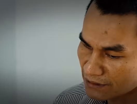 Hưng khai nhận, y chính là hung thủ thực hiện hành vi giết bà Đào để cướp tài sản. Do làm nghề mổ heo, y quen biết với nạn nhân. Những lần bà Đào nhận thịt, Hưng “sáng mắt” khi thấy nạn nhân đeo vòng vàng đỏ cổ. 