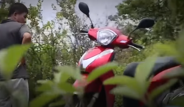 Công an tỉnh Trà Vinh khẩn trương truy bắt đối tượng. Một mũi trinh sát liên hệ với Công an các tỉnh lân cận thông báo chiếc xe nghi hung thủ đang điều khiển tẩu thoát. Một mũi trinh sát rà soát các đối tượng trên địa bàn. Công tác điều tra, khám phá án được triển khai hết sức quyết liệt. Trưa cùng ngày, người dân ở ấp Long Hoà (xã Đại Phước, huyện Càng Long) phát hiện xe SH của nạn nhân được bỏ lại ven hương lộ 4, cách hiện trường ban đầu khoảng 60 km.