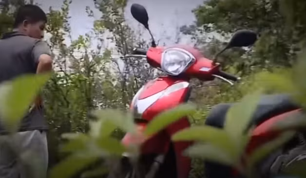 Công an tỉnh Trà Vinh khẩn trương truy bắt đối tượng. Một mũi trinh sát liên hệ với Công an các tỉnh lân cận thông báo chiếc xe nghi hung thủ đang điều khiển tẩu thoát. Một mũi trinh sát rà soát các đối tượng trên địa bàn. Công tác điều tra, khám phá án được triển khai hết sức quyết liệt. Trưa cùng ngày, người dân ở ấp Long Hoà (xã Đại Phước, huyện Càng Long) phát hiện xe SH của nạn nhân được bỏ lại ven hương lộ 4, cách hiện trường ban đầu khoảng 60 km.