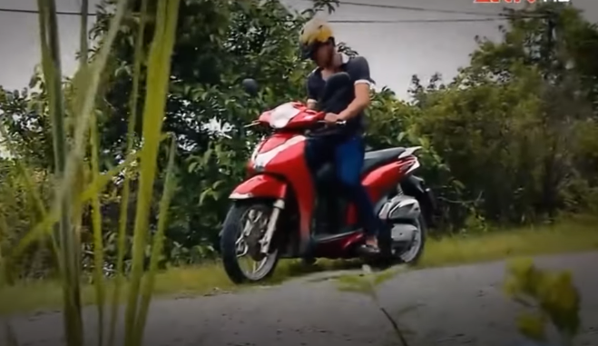 Trên đường đi, Hưng cho rằng, điều khiển xe trên dễ bị lực lượng công an phát hiện nên bỏ lại bên đường. Sau đó, y thuê xe ôm đón xe đò lên TP.HCM. Trong thời gian này, Hưng không bán tài sản cướp được sợ bị phát hiện mà sử dụng tiền mang theo trong người. Biết lực lượng công an đang truy bắt, Hưng thay đổi địa điểm liên tục. Ngày 25/3/2018, Hưng thuê xe ôm chạy đến Tây Ninh qua biên giới. 