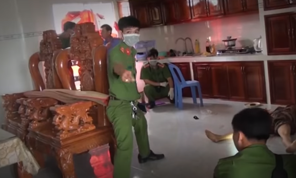 Nhận được tin báo, Công an thị xã Duyên Hải phối hợp cùng Công an tỉnh Trà Vinh nhanh chóng có mặt tại hiện trường. Kết quả khám nghiệm tử thi, nạn nhân bị đâm 14 vết dao, trong này có một vết dao đâm thủng tim và phổi, nguyên nhân tử vong do mất máu cấp. 