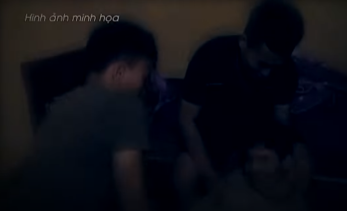 2 đối tượng này dùng chân đè lên cổ, ngực, lấy giẻ lau nhét vào mồm và dùng tuýp sắt vụt vào vùng cổ sau gáy ông Kích làm ông chết do ngạt, chấn thương đầu, gãy vỡ đốt sống cổ.