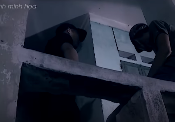 Khoảng 20h30 ngày 15/11/2016, sau khi chơi game ở quán của chị Nguyễn Thị Hiền (cùng xã), Dương và Sơn mang theo tuýp sắt và một con dao gọt hoa quả đi bộ đến chùa Minh Giám, gọi ông Kích mở cửa xin ngủ nhờ. Sơn và Dương vào ngồi xem ti vi khoảng 30 phút thì lên giường ngủ.