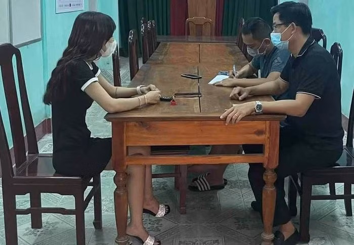 Khoi to co gai tung 54 clip sex len mang