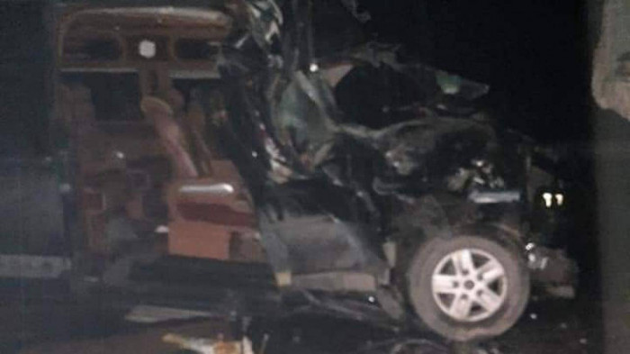 Hậu quả khiến 3 người trên xe khách tử vong, cả 2 phương tiện bị hư hỏng nặng, tuyến đường ách tắc cục bộ. 