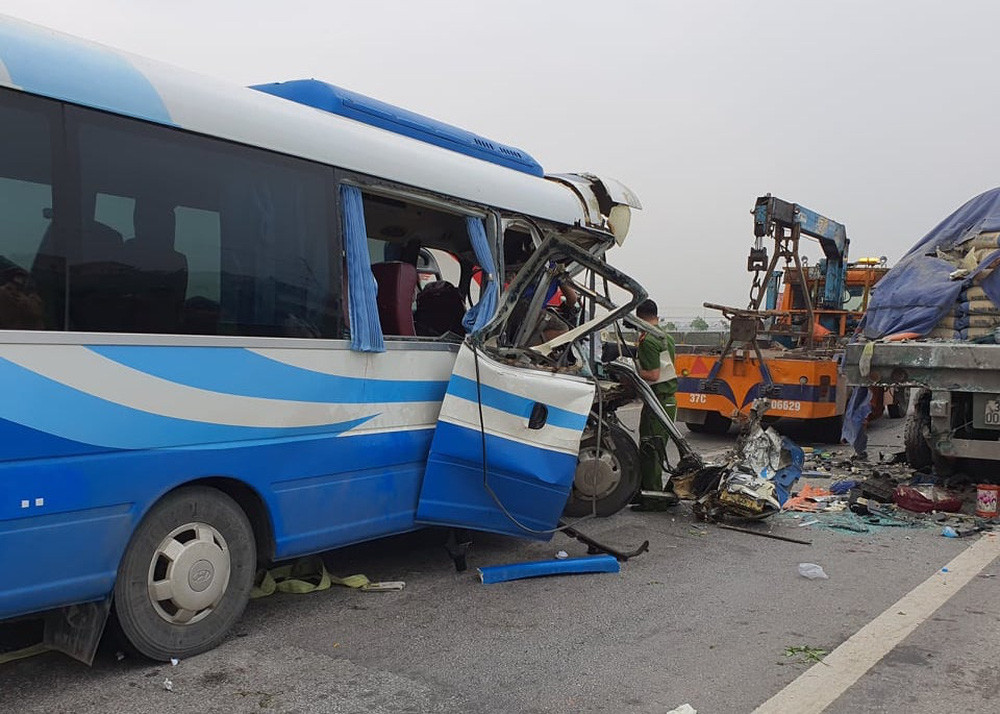  Xe khách chở 22 người đi lễ gây tai nạn khiến 3 người tử vong: Ngày 16/3, một xe khách mang BKS 36B 03.412 do anh Ng.V.T (SN 1985, trú tại Thanh Hóa) điều khiển lưu thông trên quốc lộ 1A theo hướng Bắc – Nam, khi đến km447+600 (huyện Nghi Lộc, Nghệ An) bất ngờ va chạm với xe đầu kéo mang BKS: 37V-004.7 kéo theo xe 37R-000.24 đang đỗ bên phải đường theo chiều Bắc – Nam.