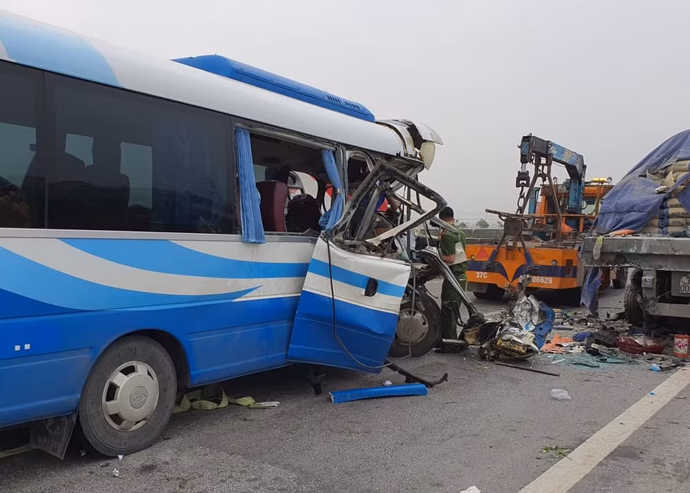  Xe khách chở 22 người đi lễ gây tai nạn khiến 3 người tử vong: Ngày 16/3, một xe khách mang BKS 36B 03.412 do anh Ng.V.T (SN 1985, trú tại Thanh Hóa) điều khiển lưu thông trên quốc lộ 1A theo hướng Bắc – Nam, khi đến km447+600 (huyện Nghi Lộc, Nghệ An) bất ngờ va chạm với xe đầu kéo mang BKS: 37V-004.7 kéo theo xe 37R-000.24 đang đỗ bên phải đường theo chiều Bắc – Nam.