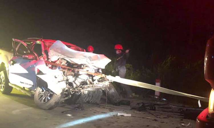  4 cán bộ y tế thương vong khi đang trên đường đi tập huấn: Đêm 5/8, một đoàn cán bộ, y bác sĩ Trung tâm Y tế huyện Kỳ Sơn (Nghệ An) do ông Lương Văn Sơn, Phó Giám đốc trung tâm làm trưởng đoàn lái xe bán tải chở 3 y bác sĩ đi dự tập huấn tại huyện Đô Lương. Khi chiếc xe chạy trên quốc lộ 7, đoạn qua xã Đỉnh Sơn, huyện Anh Sơn thì va chạm trực diện với xe tải chạy ngược chiều.