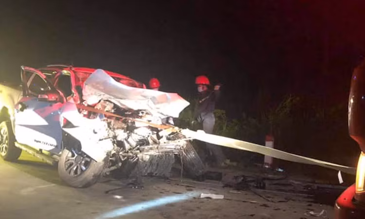  4 cán bộ y tế thương vong khi đang trên đường đi tập huấn: Đêm 5/8, một đoàn cán bộ, y bác sĩ Trung tâm Y tế huyện Kỳ Sơn (Nghệ An) do ông Lương Văn Sơn, Phó Giám đốc trung tâm làm trưởng đoàn lái xe bán tải chở 3 y bác sĩ đi dự tập huấn tại huyện Đô Lương. Khi chiếc xe chạy trên quốc lộ 7, đoạn qua xã Đỉnh Sơn, huyện Anh Sơn thì va chạm trực diện với xe tải chạy ngược chiều.