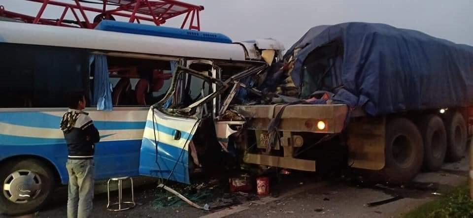 Cú đâm cực mạnh khiến đầu chiếc xe khách nát bét, hư hỏng nặng. Vụ tai nạn đã khiến anh Nguyễn Văn M. (SN 1961 ở Hà Nội) đi trên xe khách tử vong tại chỗ. 2 hành khách trên xe tử vong sau nhiều ngày cấp cứu. 19 người còn lại trong vụ việc bị thương và được đưa đi cấp cứu. 