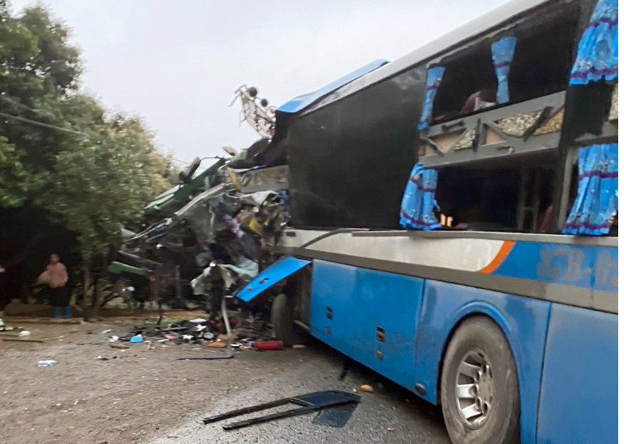 Vụ va chạm khiến anh Hoàng Văn Cảnh, Bạch Công Anh, Bùi Văn Quý tử vong tại chỗ. Nạn nhân Bạch Công Tuyên bị thương được đưa đi cấp cứu tại Bệnh viện Lạc Thủy. Hai phương tiện hư hỏng nặng. 