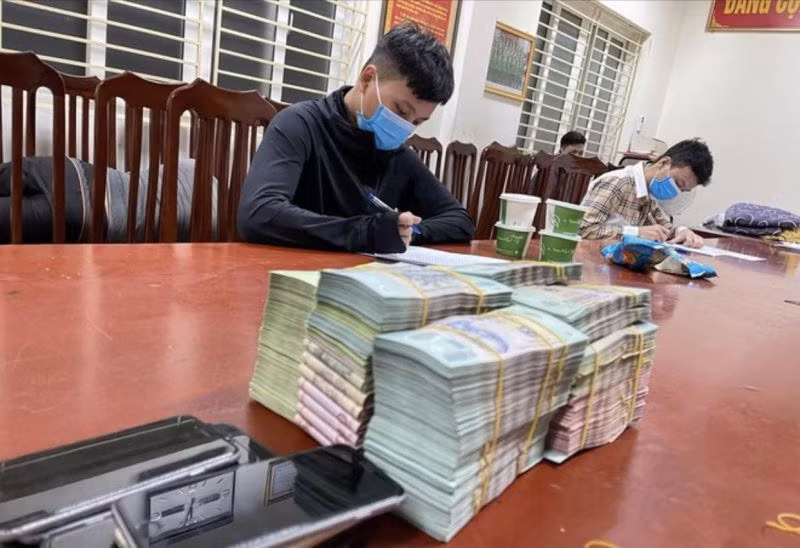  Triệt phá đường dây đánh bạc nghìn tỷ, thu giữ 13 siêu xe ở Hà Nôi: Ngày 3/10, Công an quận Nam Từ Liêm cho biết, đã khởi tố vụ án “Tổ chức đánh bạc; Đánh bạc và Đưa hoặc sử dụng trái phép thông tin mạng máy tính, mạng viễn thông”; đồng thời khởi tố bị can, bắt tạm giam 10 bị can liên quan. Thống kê bước đầu cho thấy, 2 game bài do các đối tượng tạo ra đã thu hút hơn 6 triệu tài khoản tham gia đánh bạc, ước tính số tiền giao dịch lên tới khoảng 1.500 tỷ đồng.