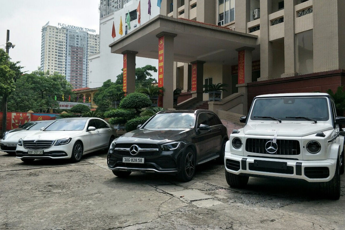 Đáng chú ý, trong đường dây này, cơ quan Công an đã thu giữ 13 xe ô tô siêu sang như Mercedes Benz AMG, Porsche,… hơn 9 tỷ tiền mặt, 20 nghìn USD, phong tỏa 10 tỷ đồng trong tài khoản, 3 bộ trái phiếu trị giá 5 tỷ đồng, 23 cây máy tính, 26 màn hình, hơn 21 nghìn sim điện thoại, 12 bộ thiết bị GSM…