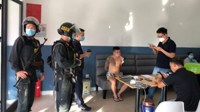 Đánh sập đường dây đánh bạc gần 14 nghìn tỷ, "ông trùm" mới học hết lớp 5: Ngày 7/11, Công an huyện Gia Lâm (TP. Hà Nội) đã phối hợp với đơn vị nghiệp vụ của Bộ Công an điều tra, triệt phá đường dây đánh bạc qua mạng gần 14.000 tỷ đồng. Cầm đầu đường dây này là Phạm Công Anh (SN 1979, TP. Lạng Sơn, Lạng Sơn). Được biết ông trùm này mới chỉ học hết lớp 5.